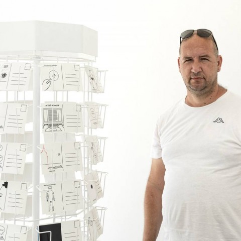 Dino Bićanić- Godišnji umor; 2017. – 2020. 226 razglednica, digitalni crteži u programu Paint, sitotisak; 10 x 15 cm stalak za razglednice; v 180 cm
