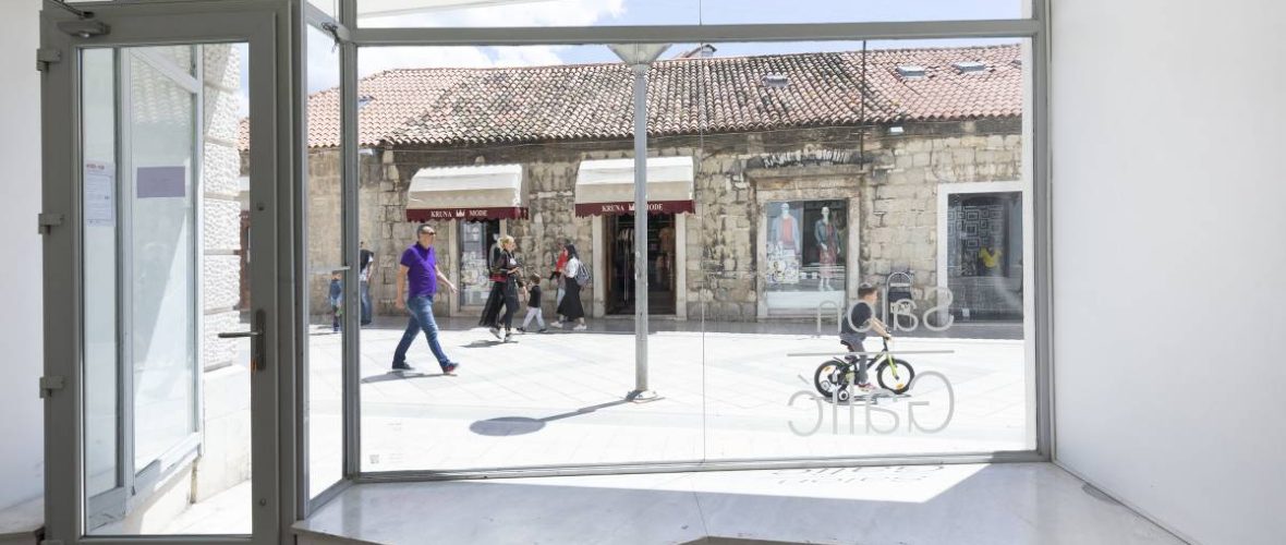 NATJEČAJ ZA PROSTORNE INSTALACIJE I UMJETNIČKE INTERVENCIJE U IZLOGU SALONA GALIĆ U 2027. GODINI.