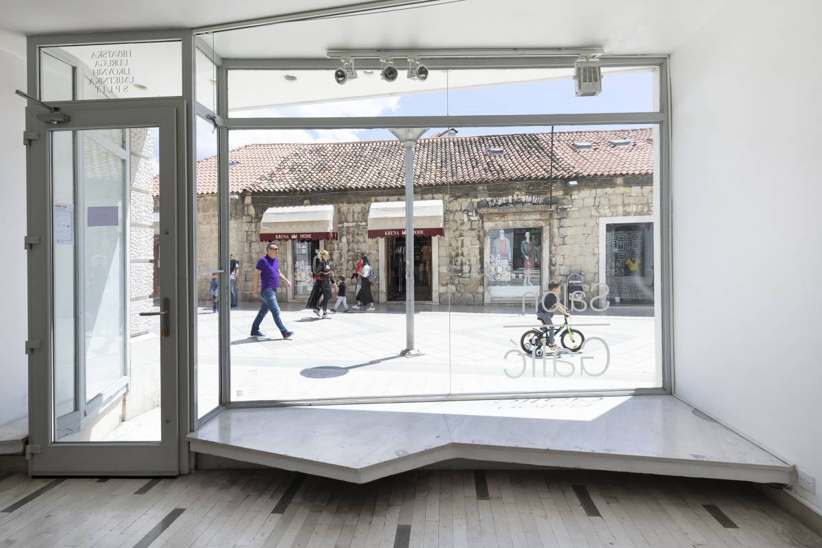 NATJEČAJ ZA PROSTORNE INSTALACIJE I UMJETNIČKE INTERVENCIJE U IZLOGU SALONA GALIĆ U 2027. GODINI.